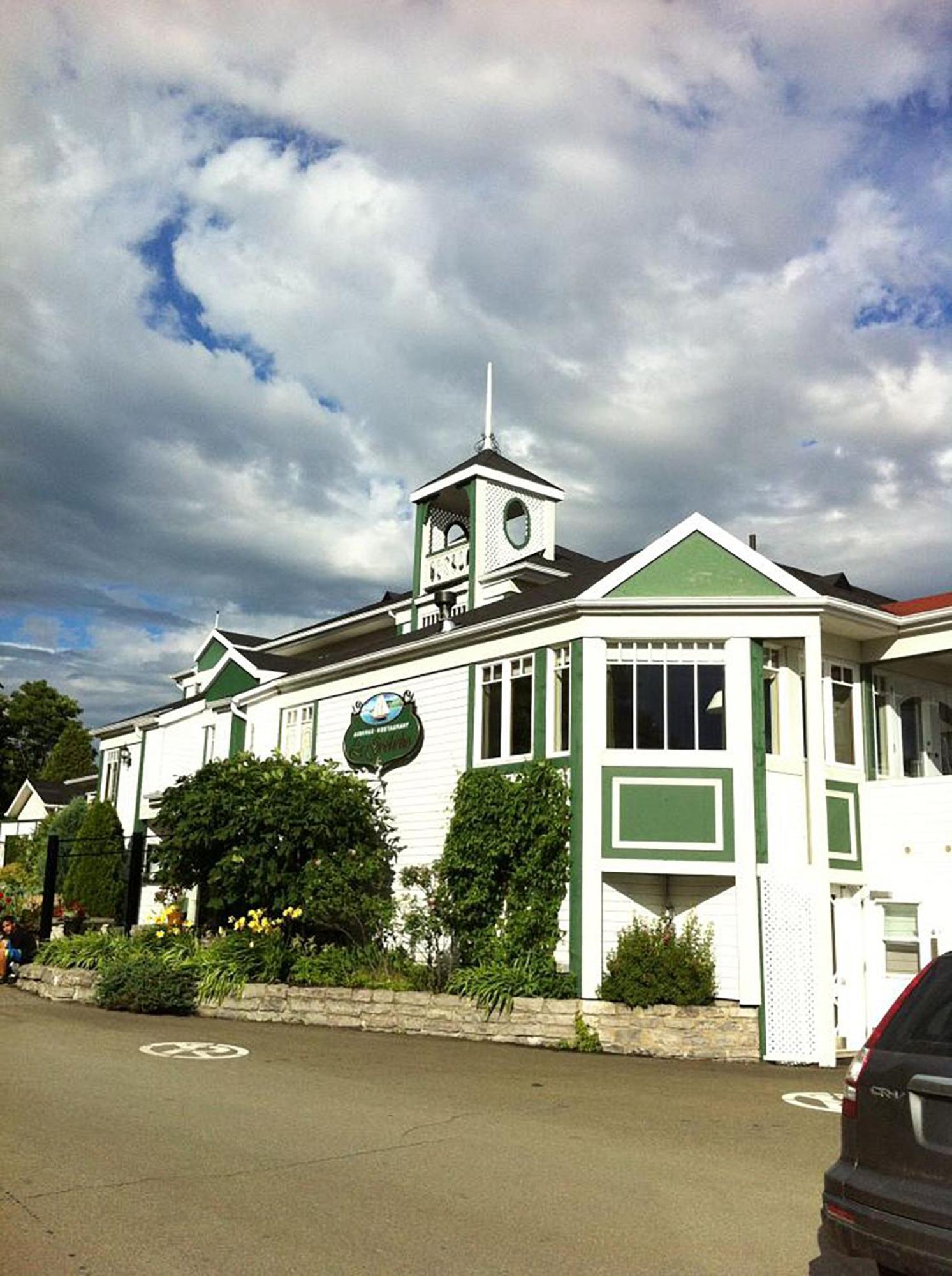 Goeliche Hotel Et Appartement Saint-Laurent-de-l'ile d'Orleans Eksteriør bilde