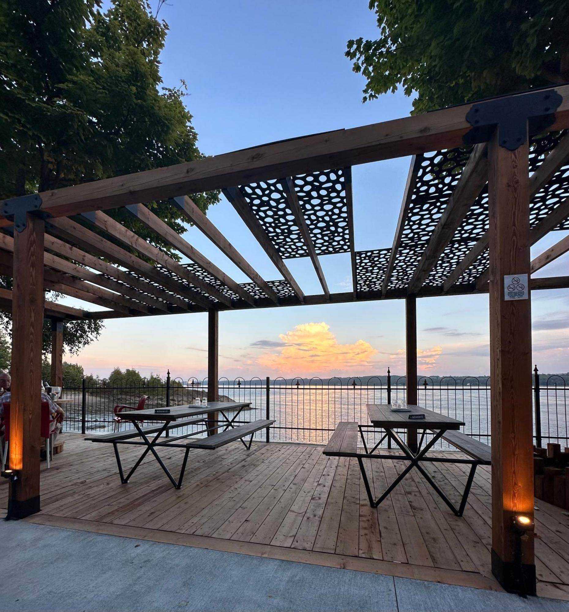 Goeliche Hotel Et Appartement Saint-Laurent-de-l'ile d'Orleans Eksteriør bilde
